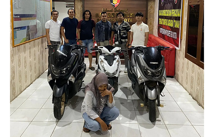 GADAIKAN MOTOR— Pelaku Amel (45) yang terlibat kasus penggelapan sepeda motor yang dirental, ditangkap jajaran Satreskrim Polres Limapuluh Kota.