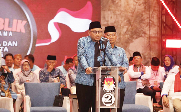 DEBAT—  Pasangan calon Wali Kota dan Wakil Wali Kota Padang Iqbal-Amasrul dalam debat publik putaran pertama Pilkada Padang 2024, Sabtu (26/10).