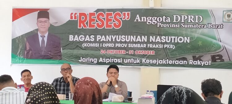 ASPIRASI— Bagas Panyusunan Nasution (anggota DPRD Sumatera Barat) saat mendegarkan aspirasi masyarakat pada reses perdananya ke Kota Sawahlunto di Desa Kumbang Tangah, Minggu (27/10).