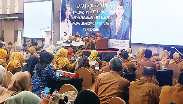 PENANGANAN KEKERASAN DI SEKOLAH— Dinas Pendidikan Sumbar melakukan  Rapat Koordinasi Evaluasi Pencegahan dan Penanganan Kekerasan pada Lingkungan Satuan Pendidikan, Senin (28/10) di Padang.