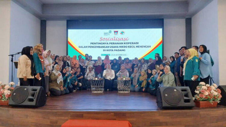 PENTINGNYA KOPERASI— Dinas Koperasi dan Usaha Kecil Menengah (UKM) Kota Padang menggelar sosialisasi “Pentingnya Peranan Koperasi dalam Pengembangan Usaha Mikro Kecil Menengah di Kota Padang” di Youth Centre, Rabu (23/10).