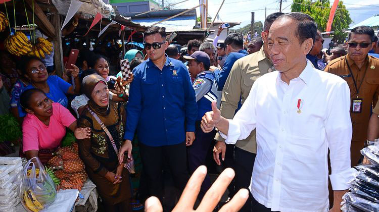 CEK HARGA— Presiden Joko Widodo atau Jokowi saat mengecek harga sembako di pasar.