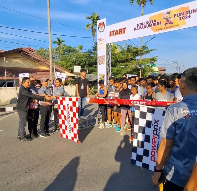 LEPAS—Pj.Walikota Payakumbuh Suprayitno bersama Ketua KPU dan Komisioner lainnya lepas Fun Run.