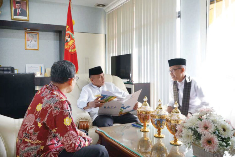 LAPORAN— Kepala BPS Kabupaten Agam Yerison Buchari yang didampingi Kadis Kominfo Syatria saat melaporkan rencana penerimaan penghargaan kepada Pjs Bupati Agam Endrizal, S.E, M.Si, Jumat (25/10) di Ruang Kerja Bupati Agam.