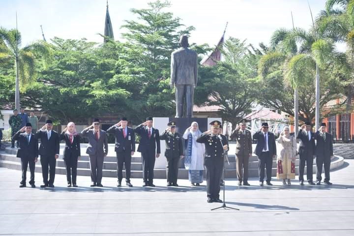 IRUP—
Kapolres Sawahlunto AKBP. Purwanto Hari Subekti menjadi inspektur upacara sumpah pemuda ke-96 Tingkat Kota Sawahlunto, di Lapangan M. Yamin Talawi, pada
Senin (28/10).