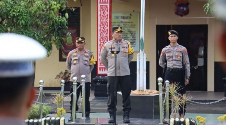 ARAHAN—Kapolres Pasbar AKBP Agung Tribawanto didampingi Kepala Bagian Ops Kompol. Muzhendra, saat memberikan arahan kepada personel agar menjunjung tinggi netralitas selama Pilkada 2024.