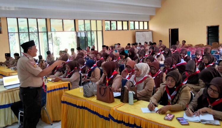 NARA SUMBER—Kepala Pusat Pendidikan dan Pelatihan Kepramukaan Tingkat Nasional (Kapusdiklatnas) Yana Suptiana, M.Pd. menjadi narasumber pada Kursus Orientasi singkat Gerakan Pramuka di aula Sanggar Kegiatan Belajar Kota Sawahlunto, Selasa (1/9).