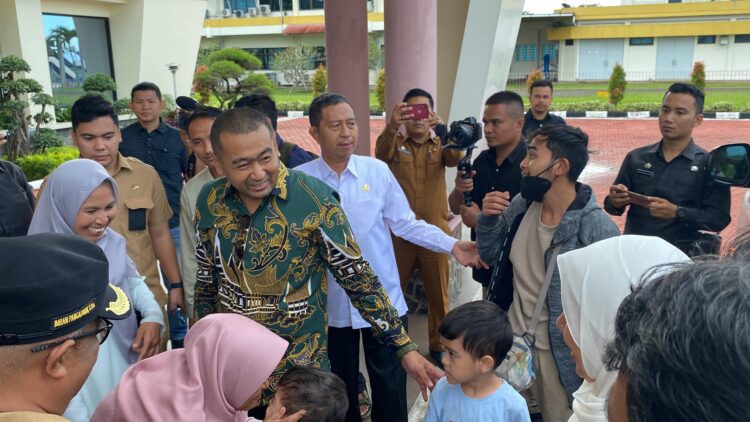 SAMBUT—Kedatangan Muhammad Luthfi Ahmadi dan tiga WNI lainnya disambut langsung oleh Pelaksana Tugas (Plt) Gubernur Sumatera Barat, Audy Joinaldy, dan Plt Bupati Pasaman Barat, Risnawanto, serta stakeholder terkait di Bandara Internasional Minangkabau, Kabupaten Padang Pariaman.