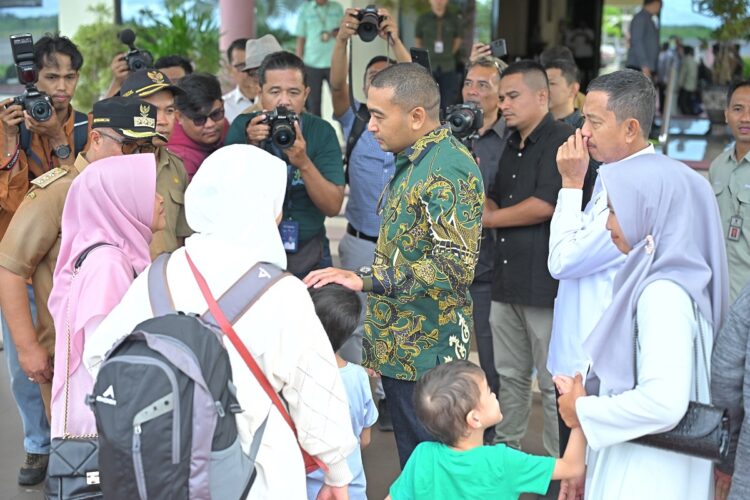 SAMBUT—Kedatangan mereka disambut langsung oleh Plt. Gubernur Sumbar, Audy Joinaldy, di Ruang VIP Bandara Internasional Minangkabau, Selasa (15/10).