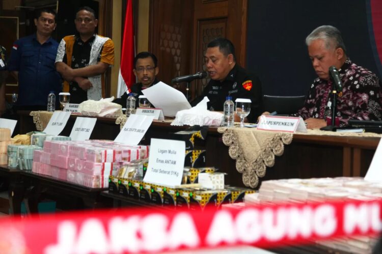 KONFERENSI PERS— Barang bukti di tampilkan konferensi pers kasus suap yang menjerat tiga hakim PN Surabaya terkait pemberian vonis bebas Ronald Tannur di Gedung Kejaksaan Agung, Jakarta.