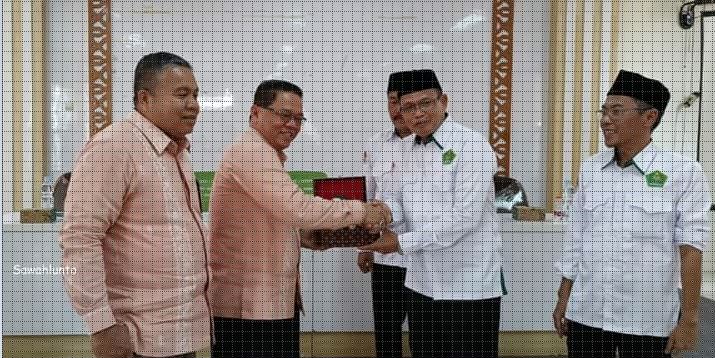 SAMBUT—Rombongan Kemenag disambut baik oleh Kepala Kantor Kemenag Lebak. Masyhudi beserta jajaran antusias menyambut niat baik Kemenag
Kota Sawahlunto dalam rangka sama – sama memajukan Kampung Zakat.