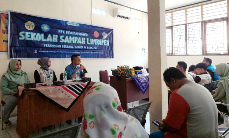 LOKAKARYA— lokakarya Sekolah Sampah Limpapeh yang diadakan oleh PPK BEM KM Universitas Andalas (Unand) di Kantor Lurah Batang Arau pada Sabtu (12/10).