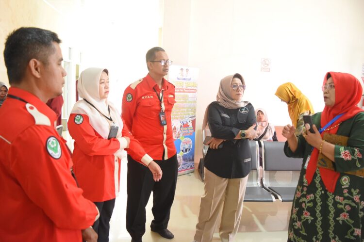 TINJAU—Kepala Dinas Kesehatan Kota Solok meninjau UPTD Laboratorium Kesehatan Daerah Kota Solo