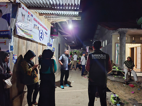 petugas pengawas--Ketua Bawaslu Kabupaten Solok Titony Tanjung bersama petugas pengawas turun melakukan pengawasan dan monitoring langsung di lokasi kampanye.