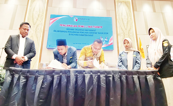 PENANDATANGANAN MOU— Penandatangan MoU Pengawasan Pemilu Partisipatif antara Bawaslu Sumbar dengan Pimpinan Wilayah Ikatan Pelajar Nahdlatul Ulama (NU) Sumbar dan Ikatan Pelajar Putri Nahdatul Ulama Sumbar, Selasa (29/10).