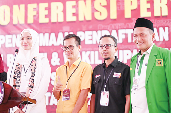 bersama Ketua DPC PPP-- Calon Bupati Kabupaten Dharmasraya, Annisa Suci Ramadhani bersama Ketua DPC PPP Kabupaten Dharmasraya, Harry Permana.