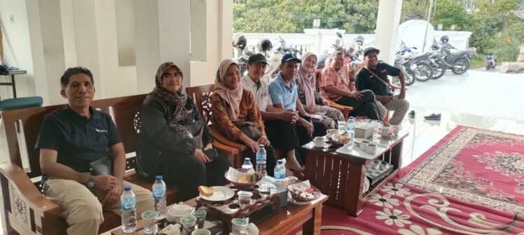 SULATURAHMI—Ketua DPRD Kota Sawahlunto yang baru dilantik Susi Haryati, saat  silahturshmi di rumah Dinasnya.