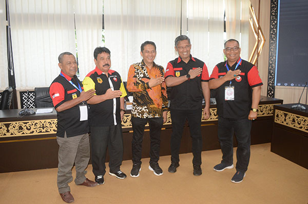 FOTO BERSAMA— Ketua Umum INKADO Sumbar terpilih Evi Yandri Rajo Budiman foto bersama dengan pimpinan rapat pleno pemilihan Ketua Umum pada Musprov, Sahurman, didampingi oleh Khadafi, Yusrin, dan lainnya.