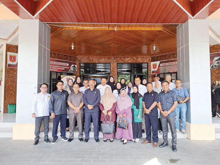 RAPAT KERJA— Komisi IV DPRD Kabupaten Agam mengadakan rapat kerja perdana bersama para mitra kerja dari Organisasi Perangkat Daerah (OPD) di Aula I Gedung DPRD Agam, Rabu (23/10).