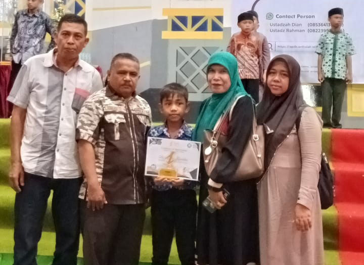 JUARA I—Putra Muaro Kalaban, Pintu Lubang, Arkan Said Ramadhan (Siswa Kelas V) MIN 3 Kota Sawahlunto, berhasil meraih Juara I Cabang Lomba Puisi tingkat SD/MI se-Sumbar.