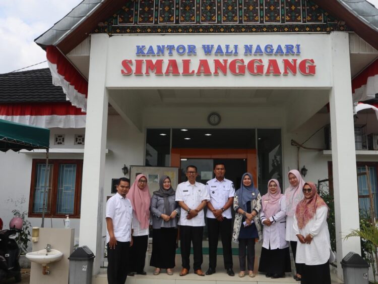 FOTO BERSAMA—Kadiskominfo Joni Amir di depan Kantor Wali Nagari Simalanggang, foto bersama.