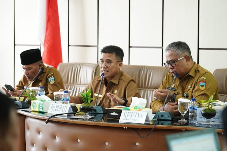 SAMBUTAN— Pjs. Bupati Solok Selatan Adib Alfikri, saat berikan sambutan pada rapat evaluasi, kemarin.