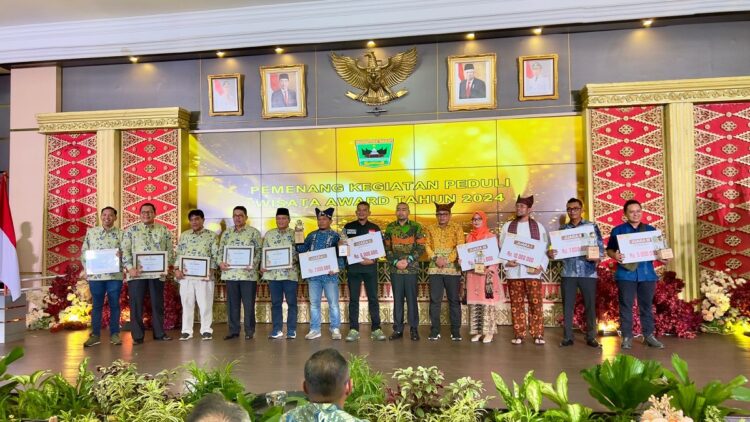 BERSAMA—Sekretaris Daerah Padangpariaman Rudy Repenaldi Rilis, bersama Plt Gubernur Audy Joinaldy usai acara pariwisata baru baru ini.