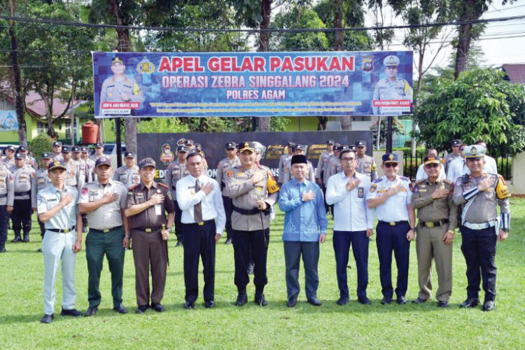 FOTO BERSAMA— Kapolres Agam, AKBP Muhammad Agus Hidayat bersama unsur forkopimda Agam usai pelaksanaan apel gelar pasukan
Operasi Zebra Singgalang yang akan berlangsung 14-27 Oktober 2024.