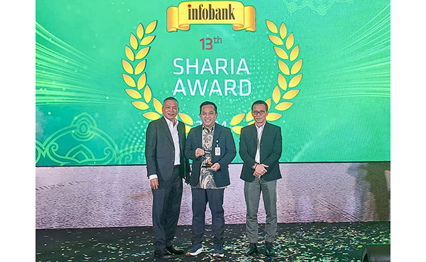 PRESTASI— Dirut sekaligus Pjs Direktur Kredit dan Syariah Bank Nagari menerima penghargaan The Best Performance Sharia Banking Bussiness Unit 2024 di Shangri-La Hotel, Jakarta, kemarin.