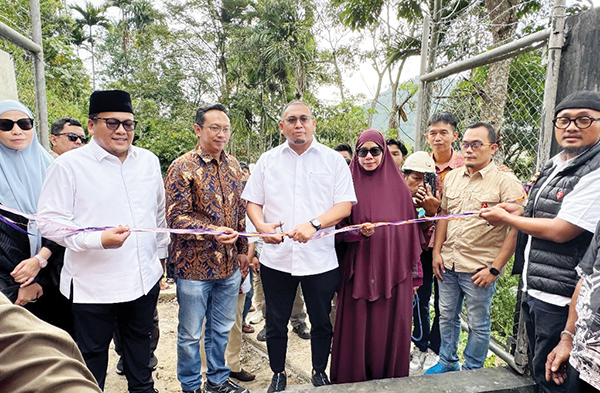 PERESMIAN BTS— Anggota DPR RI asal Sumbar Andre Rosiade bersama jajaran manajemen Telkomsel Regional Sumatera, melakukan peresmian Base Transceiver Station (BTS) di Nagari Sungai Patai, Kecamatan Sungayang, Kabupaten Tanah Datar, Rabu (23/10).