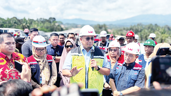 TINJAU JALAN TOL— Wakil Ketua Komisi VI DPR RI Andre Rosiade, didampingi Direktur Operasi III PT Hutama Karya (HK) Koentjoro, dan Direktur Utama Hutama Karya Infrastruktur (HKI) Aji Prasetyanti, meninjau langsung progres jalan tol Padang-Sicincin di KM 30, Kamis (24/10).