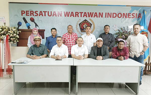 KICK OFF HPN 2025— Ketua Umum PWI Pusat Zulmansyah Sekedang. memberi penegasan tentang kick-off HPN 2025 akan diselenggarakan pada 10 November 2024 di Anjungan Riau, Taman Mini Indonesia Indah (TMII), Jakarta Timur, di Markas Sekretariat PWI Jaya, Kamis (24/10).