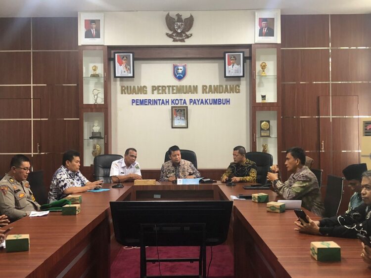 PIMPIN RAPAT—Plt. Asisten II Pemko Payakumbuh Wal Asri saat memimpin rapat persiapan Kontes Ternak dan Live Stock Expo tingkat Sumbar.