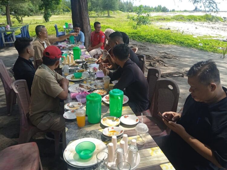 JAGA KEBERSIHAN— Wisatawan dan pengunjung objek wisata menikmati keindahan Pantai Pariaman. Para pelaku wisata dan juga UMKM di lokasi wisata diminta untuk tetap menjaga kebersihan, sehingga wisatawan makin nyaman saat berwisata.