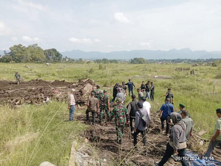 OPTIMASI LAHAN— Pemerintah Kabupaten Agam bersama TNI AD dan Dinas Pertanian melaksanakan kegiatan optimasi lahan perdana di Nagari Bukik Batabuah, Kecamatan Candung, Kabupaten Agam, pada Rabu, (30/10).