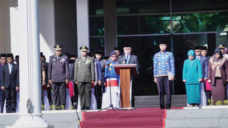 UPACARA SUMPAH PEMUDA— Pjs Wali Kota Bukittinggi H. Hani Syopiar Rustam, menjadi inspektur upacara peringatan Hari Sumpah Pemuda ke-96, di halaman Balaikota Bukittinggi, Senin (28/10).