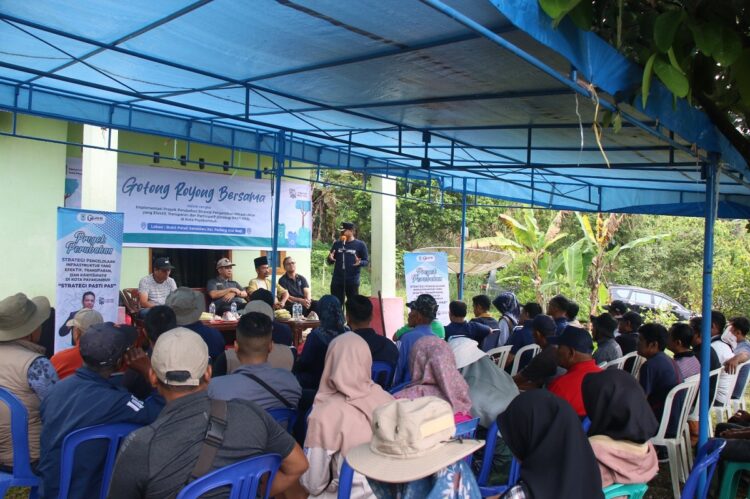 BERSAMA MASYARAKAT— Wali Kota Payakumbuh Suprayitno ketika bersama masyarakat usai gotong royong bersama.