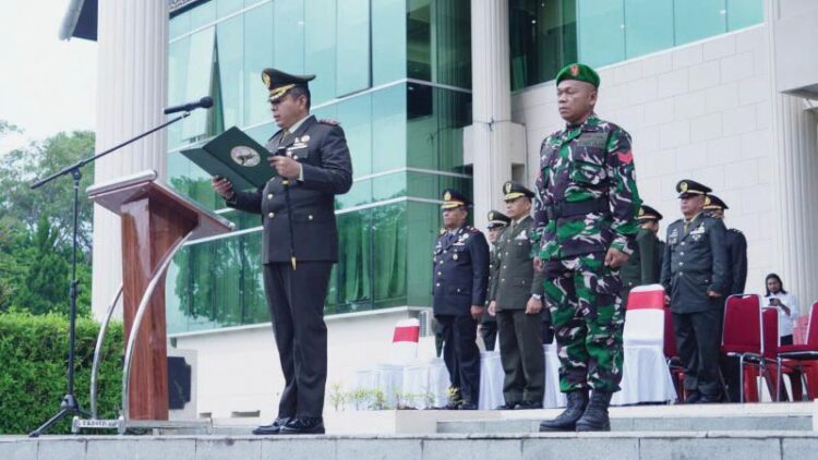 UPACARA— Pemko Bukittinggi gelar upacara peringatan Hari Kesaktian Pancasila tahun 2024 di Halaman Kantor Balai Kota Bukittinggi Selasa (1/10). Bertindak sebagai inspektur upacara, Komandan Kodim 0304/Agam Letkol Arm Bayu Ardhitya Nugroho, S.H, M.Han.