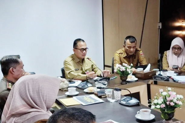 RAPAT KOORDINASI— Pjs Wako Bukittinggi Hani Syopiar Rustam dalam rapat koordinasi terkait upaya percepatan penurunan angka prevalensi stunting, Selasa (15/10).