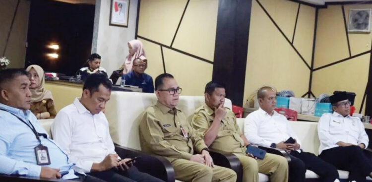 RAKOR VIRTUAL— Pjs Wali Kota Bukittinggi, Hani Syopiar Rustam saat mengikuti rakor Pengendalian Inflasi Daerah dan
Percepatan Pengembangan Industri Gim Nasionalyang digelar secara virtual.