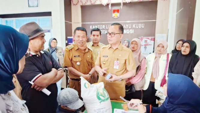 BANTUAN BERAS— Pemerintah Kota Bukittinggi melalui kelurahan yang ada, kembali menyalurkan bantuan beras Cadangan Pangan Pemerintah (CPP).