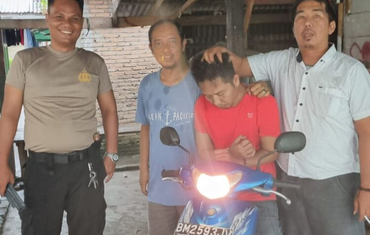 PENCURI MOTOR— Pelaku Budi Efriayanto (42) yang terlibat kasus pencurian sepeda motor ditangkap jajaran
Polsek Nanggalo.