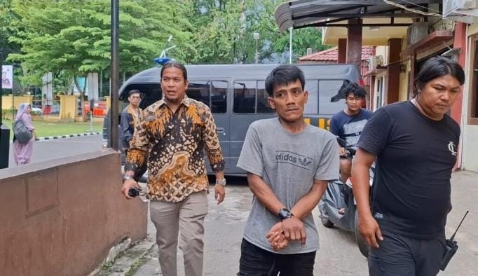 PENCURI MOTOR— Pelaku Riko (40) ditangkap Tim Klewang Polresta Padang atas kasus pencurian sepeda motor.