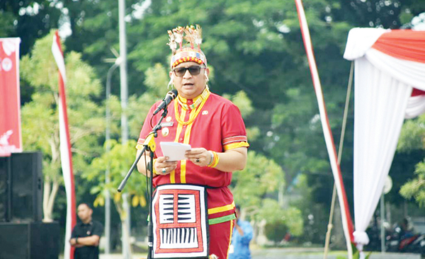 BERPAKAIAN ADAT— Dengan menggunakan pakaian adat Mentawai, Pj Wako Andree Algamar, menjadi inspektur upacara peringatan Hari Sumpah Pemuda 2024, di Lapangan Apeksi Kota Padang, Senin (28/10).