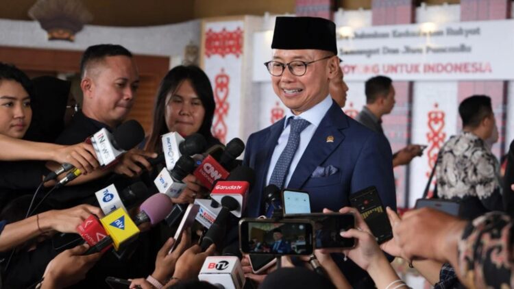 WAWANCARA— Wakil Ketua MPR RI Eddy Soeparno saat diwawanarai wartawan.