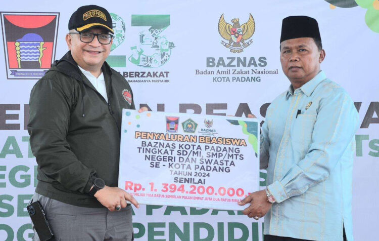 BEASISWA BAZNAS— Penjabat Wali Kota (Pj Wako) Padang Andree Algamar meluncurkan secara resmi penyaluran beasiswa dari Baznas  bagi 2.150 pelajar SD dan SMP sederajat, di kantor Baznas Kota Padang, baru baru ini.