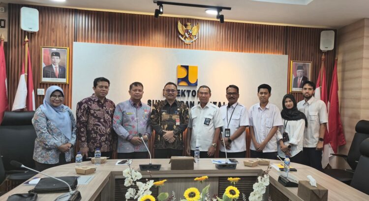 KUNJUNGI KEMENTERIAN PUPUR— Pj Wali Kota Payakumbuh Suprayitno saat berada di Kementerian PUPR bersama Kadis PUPR Kota Payakumbuh.