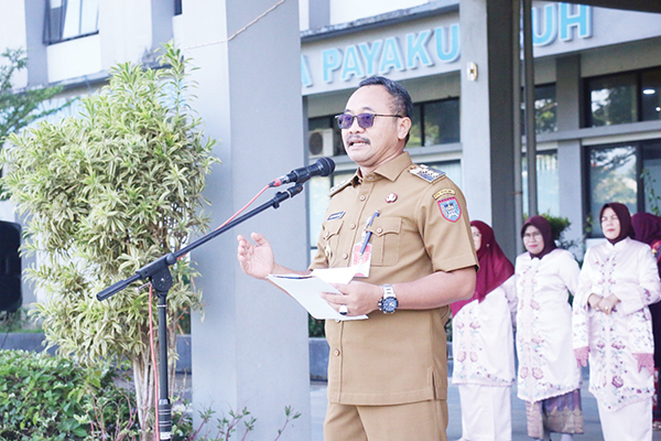 SAMBUTAN— Pj.Wali Kota Payakumbuh Suprayitno, saat menyampaikan sambutan dalam apel di Balai Kota Payakumbuh, Senin (14/10).