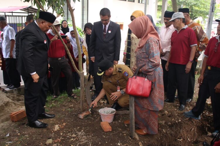 LETAKAN— Pj.Wali Kota Payakumbuh Suprayitno, saat meletakkan batu pertama pembangunan Tugu SPG