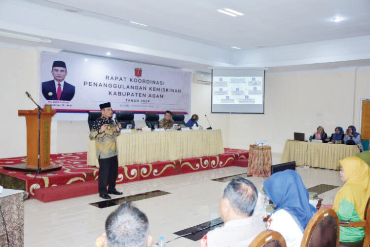 RAPAT KOORDINASI— Pjs Bupati Agam Endrizal memimpin rakor penanggulangan kemiskinan Kabupaten Agam, di Aula Kantor Bappeda Agam, Kamis (3/10).